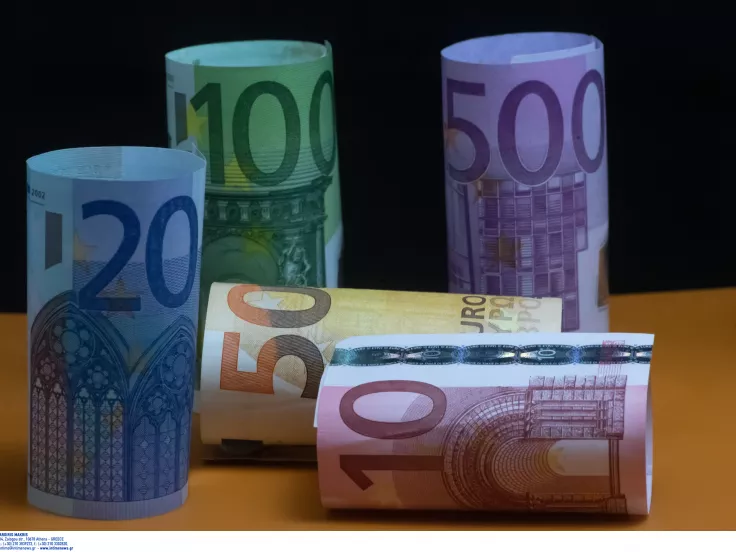 Χρήματα και νέα επιδόματα, ευρώ
