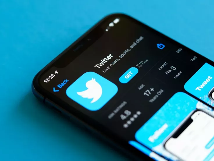 Η Apple απειλεί με έξωση το Twitter από το App Store καταγγέλλει ο Ελον Μασκ