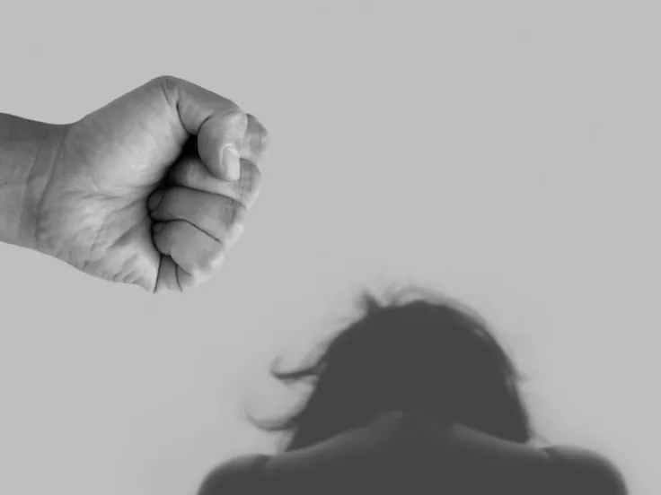 Ηράκλειο: Της έριχνε μπουνιές, της τραβούσε τα μαλλιά και την έφτυνε στο δρόμο