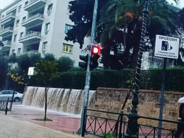 Καταρράκτες και βροχές στο κέντρο της Αθήνας