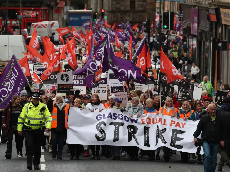 Βρετανία: Υπό την πίεση των απεργιακών κινητοποιήσεων, η κυβέρνηση θα συζητήσει σήμερα με τα συνδικάτα του δημόσιου τομέα