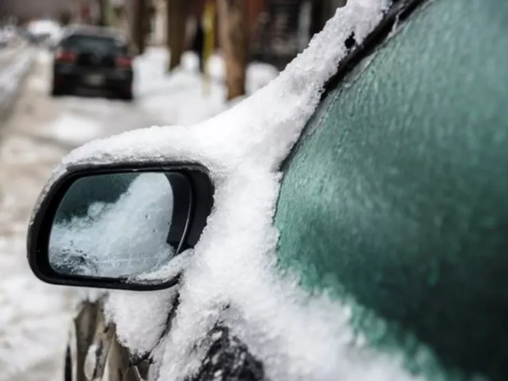 Αυτοκίνητο: Πώς να απομακρύνουμε χωρίς πρόβλημα τον πάγο από τα τζάμια του