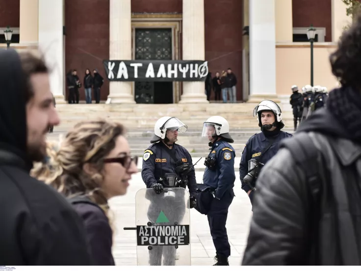 Τα ΜΑΤ περικυκλώνουν το ΕΚΠΑ