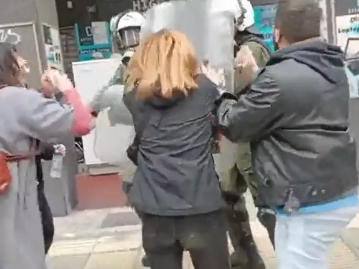 ΜΑΤ χτυπούν γυναίκα στο πρόσωπο με ασπίδα στην πορεία για τα Τέμπη