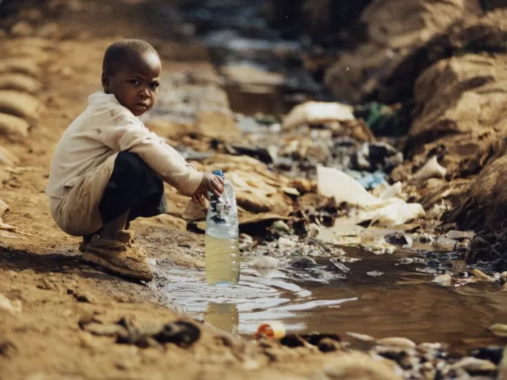 Χίλια παιδιά πεθαίνουν κάθε μέρα σε όλο τον κόσμο επειδή ήπιαν μολυσμένο νερό (UNICEF)