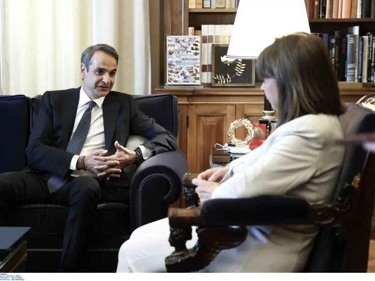 Τη διάλυση της Βουλής και την προκήρυξη των εκλογών εισηγείται αυτήν την ώρα στην Πρόεδρο της Δημοκρατίας, ο πρωθυπουργός Κυριάκος Μητσοτάκης