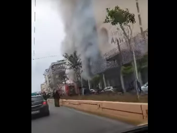 Ξέσπασε φωτιά σε πολυκατοικία στον Πειραιά