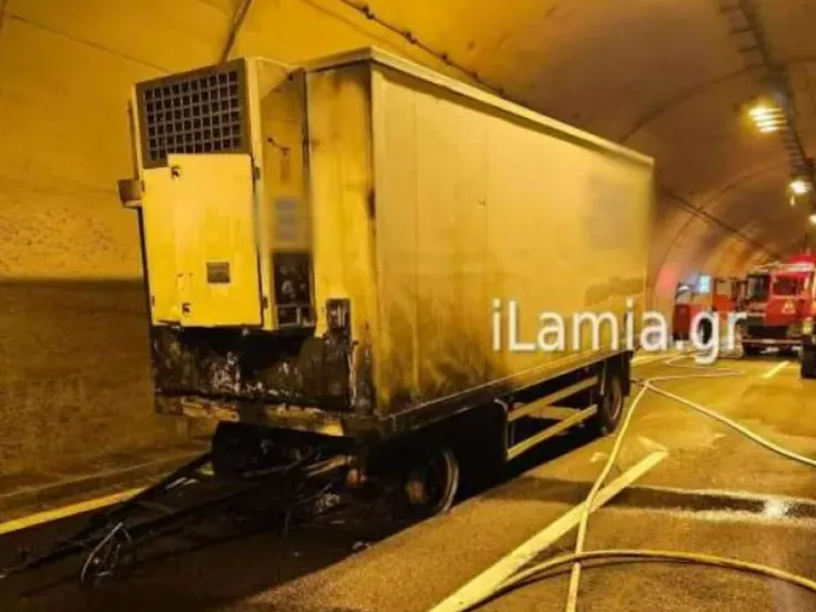 Ξέσπασε φωτιά σε φορτηγό μέσα σε σήραγγα