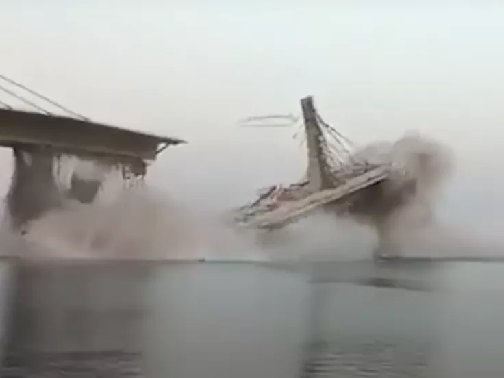 Κατέρρευσε γέφυρα στον Γάγγη ποταμό