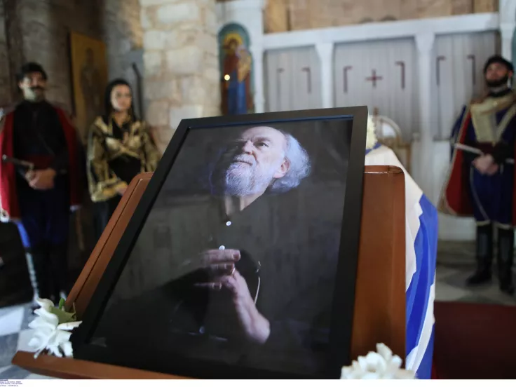 Σε λαϊκό προσκύνημα η σορός του Γιάννη Μαρκόπουλου - Το απόγευμα η κηδεία του