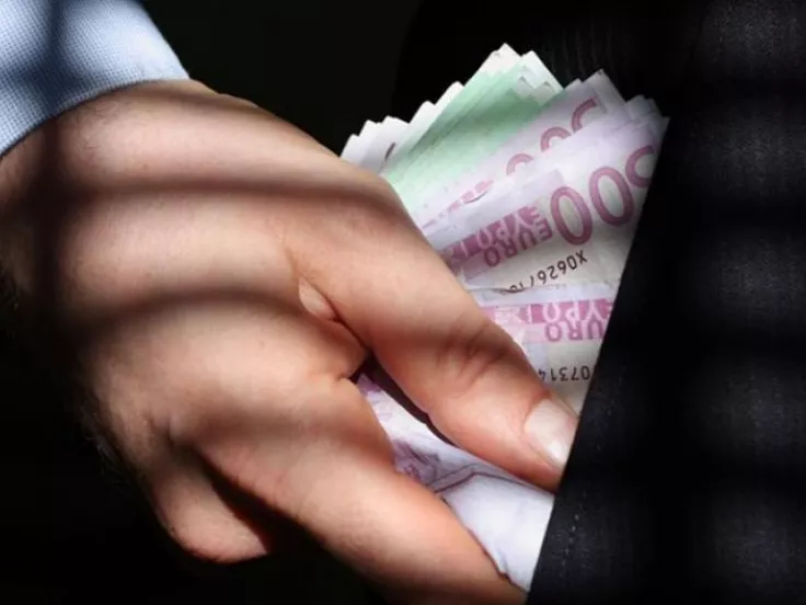 Nεαρός έκλεψε 35.000 ευρώ από τη γειτόνισσα και τα “επένδυσε” σε τζόγο, καταθέσεις και ΙΧ – Αποκλειστικό βίντεο