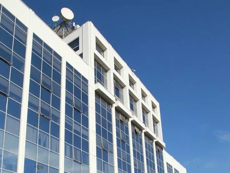 Άγνωστοι πέταξαν τρικάκια έξω από τον τηλεοπτικό σταθμό ΣΚΑΙ- Συνελήφθη ένα άτομο