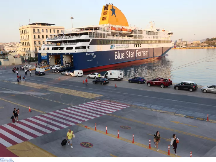 ploio-limani-pireas-thalassa-taksidi-taxidi-taxidiotes-2.jpg