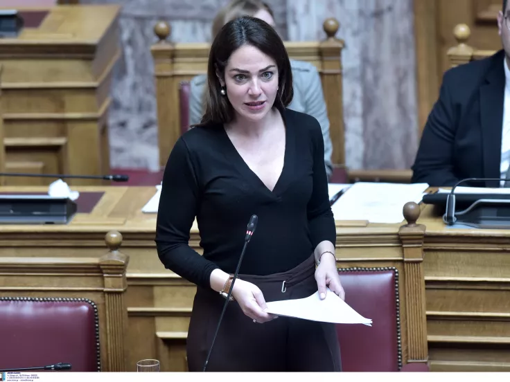 Απάντηση Μιχαηλίδου σε Κασσελάκη: «Πήγα αρμοδίως ως υφυπουργός, όχι για να λάβω μέρος σε βιντεοκλίπ»