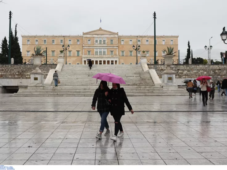 Καιρός με βροχές και φθινοπωρινό σκηνικό