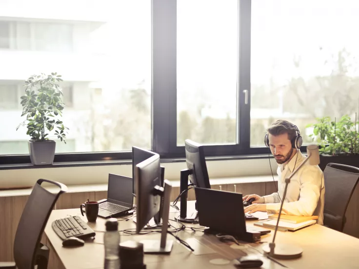 eksipiretisi-pelaton-pc-ergasia-customer-support.jpg
