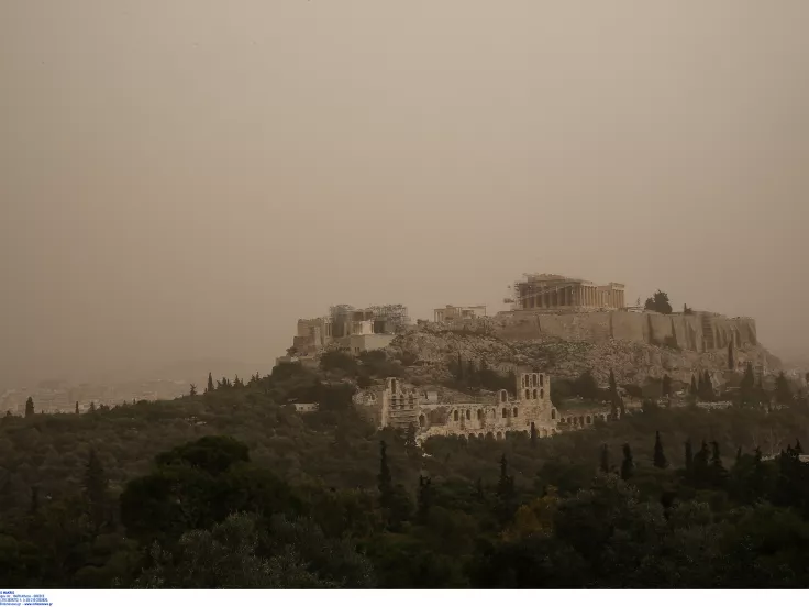 Αφρικανική σκόνη και λασποβροχές την Παρασκευή, τι καιρό θα έχει την 28η Οκτωβρίου