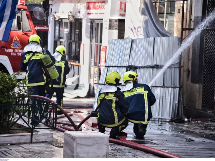 Φωτιά σε κτίριο στο κέντρο της Αθήνας