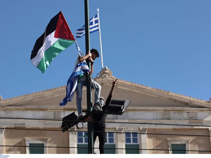 Η ΕΛΑΣ συνέλαβε 22χρονο που ύψωσε την παλαιστινιακή σημαία | Proson