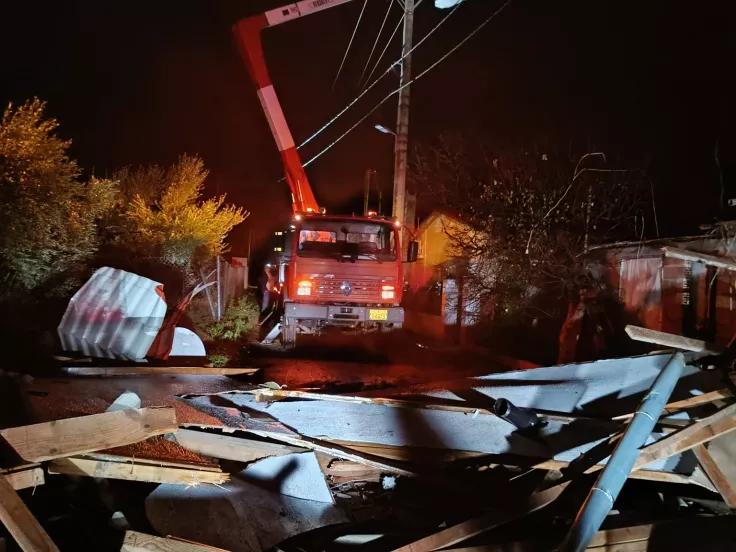 Ανεμοστρόβιλος διέλυσε σπίτι στη Βάρη – Άστεγη εξαμελής οικογένεια