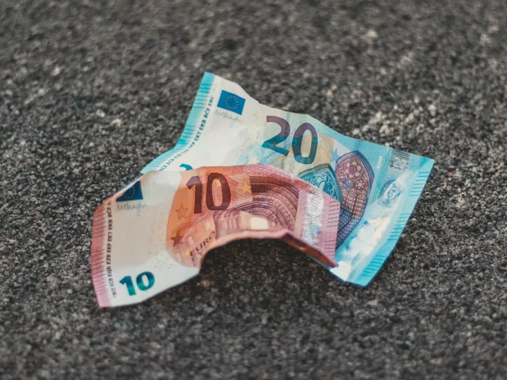 Πρόστιμα άνω των 8.000 ευρώ για όσους εργοδότες δεν καταβάλουν τριετίες από 1-1-2024