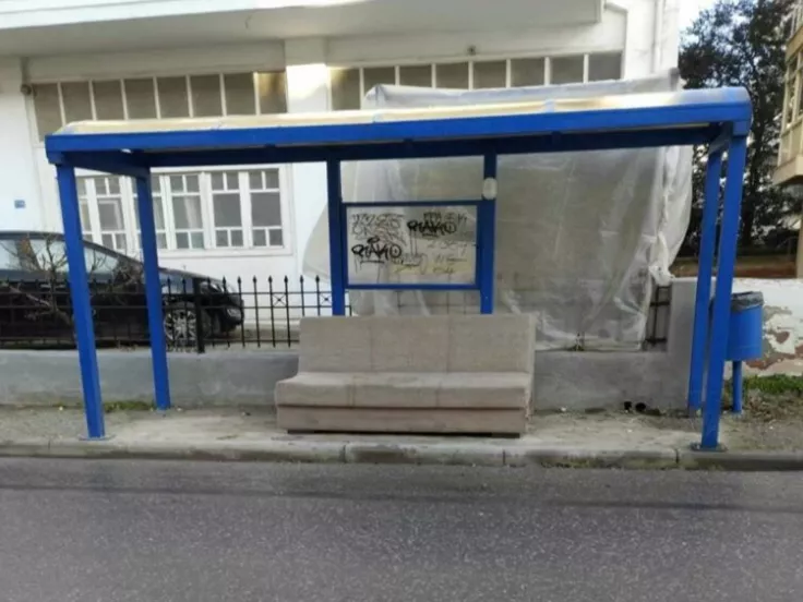 Καναπές σε στάση του ΟΑΣΘ στη Θεσσαλονίκη
