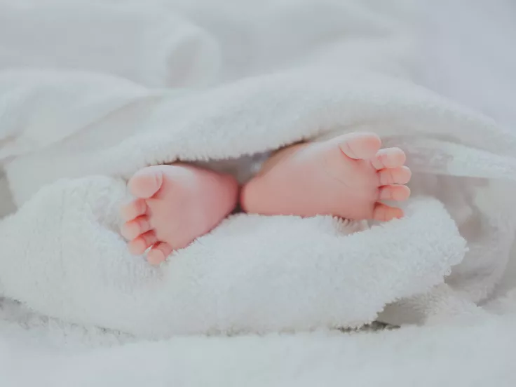 Στον ανακριτή Βέροιας απολογείται σήμερα η 37χρονη μητέρα που κατηγορείται ότι ξυλοκόπησε μέχρι θανάτου το 6,5 μηνών μωρό της.