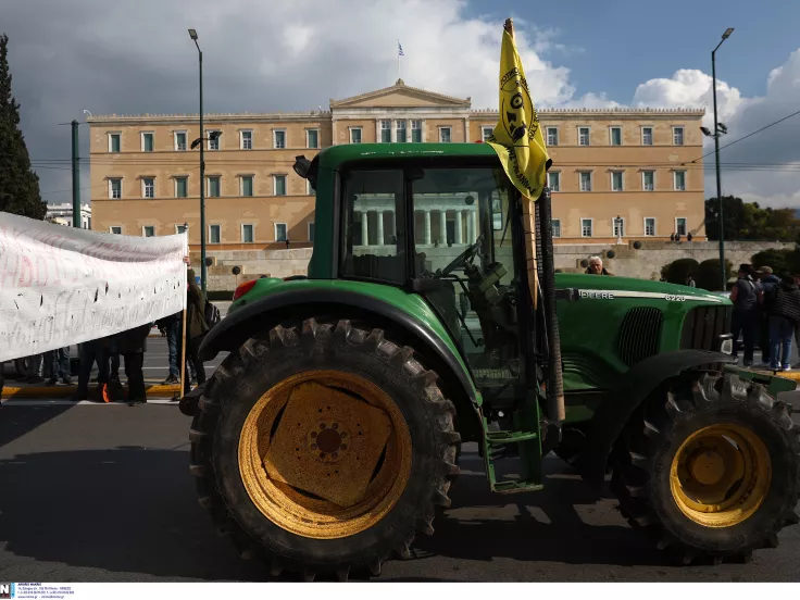 Αγρότες με τρακτέρ
