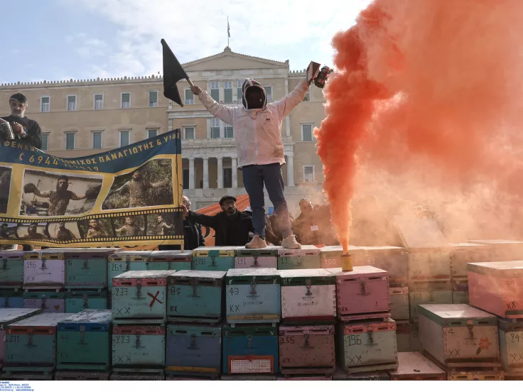 ΠΑΝΕΛΛΑΔΙΚΗ ΣΥΓΚΕΝΤΡΩΣΗ ΜΕΛΙΣΣΟΚΟΜΩΝ ΣΤΟ ΣΥΝΤΑΓΜΑ