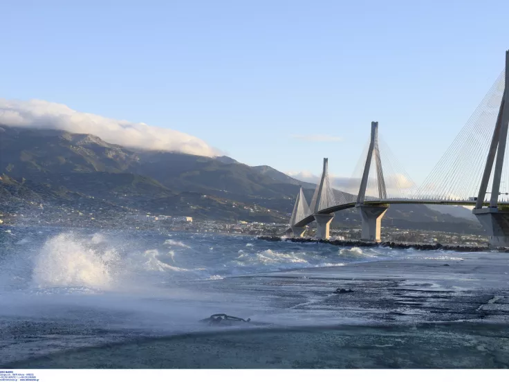 Δεμένα τα πλοία στο Ρίο - Αντίρριο: Κλειστή η γέφυρα για φορτηγά και δίκυκλα