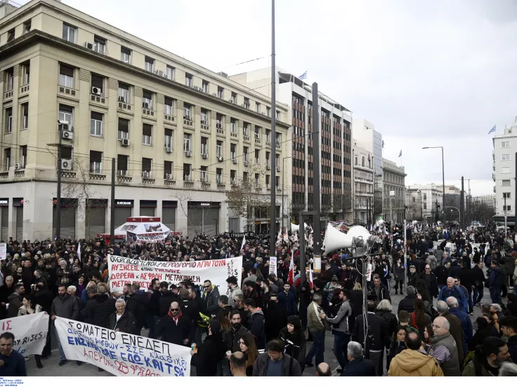 Απεργία 28ης Φεβρουαρίου: Πλήθος κόσμου στη συγκέντρωση διαμαρτυρίας στην Αθήνα (εικόνες)