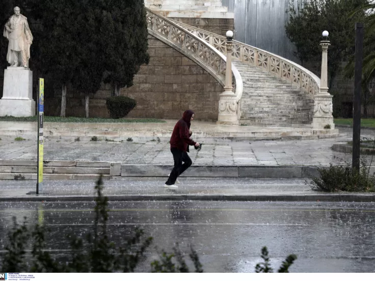 «Σκωτσέζικο ντους» ο καιρός σήμερα: Βροχές και χιόνια αλλά με ζέστη