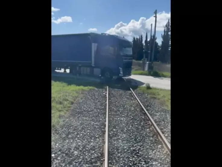 Σέρρες: Ακινητοποιήθηκε τρένο για να περάσει φορτηγό από αφύλακτη διάβαση (video)