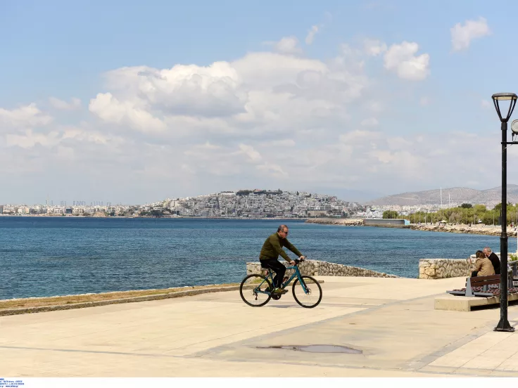 Με καλοκαιρινή «διάθεση» σήμερα ο καιρός, αλλά με τοπικές βροχές