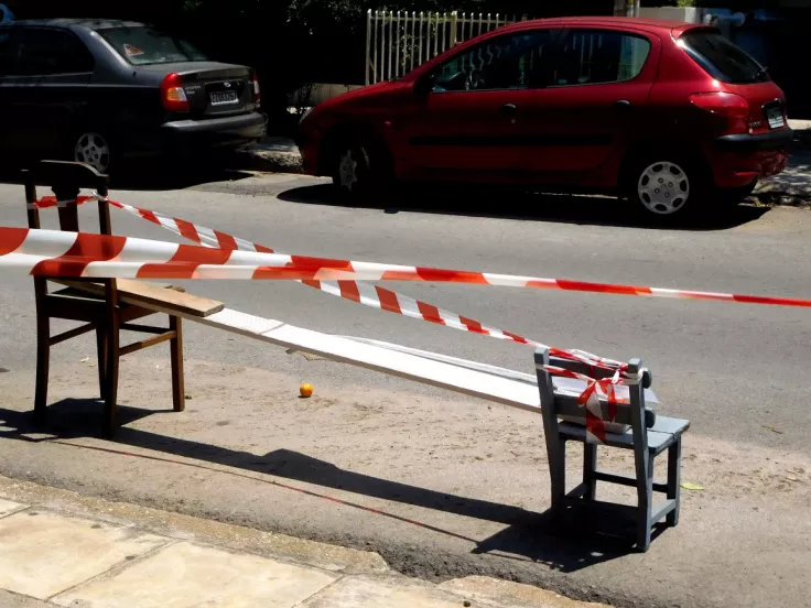 Κρατάτε θέση πάρκινγκ στο δρόμο; Κινδυνεύετε με «τσουχτερό» πρόστιμο
