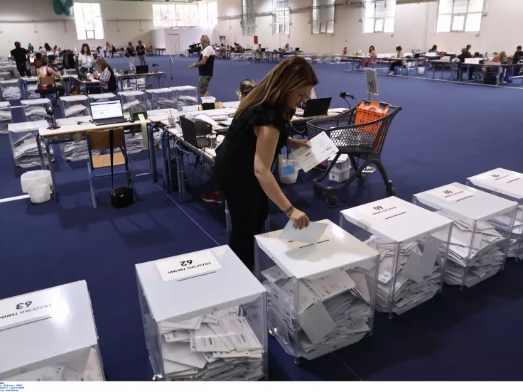 Φωτορεπορτάζ από το κέντρο συλλογής επιστολικής ψήφου