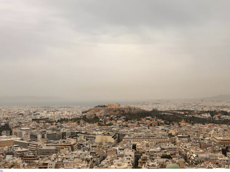 Καύσωνας, σκόνη και συννεφιά στην Αττική