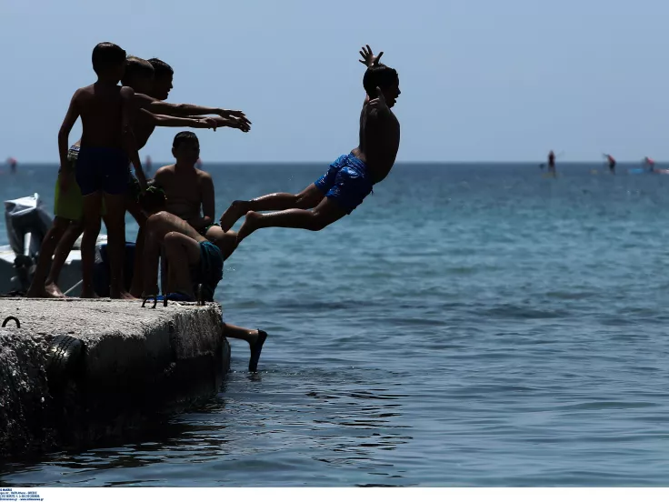 Τιμές που «γδέρνουν» για μια βουτιά στην Αττική: Πόσο κοστίζουν οι ξαπλώστρες