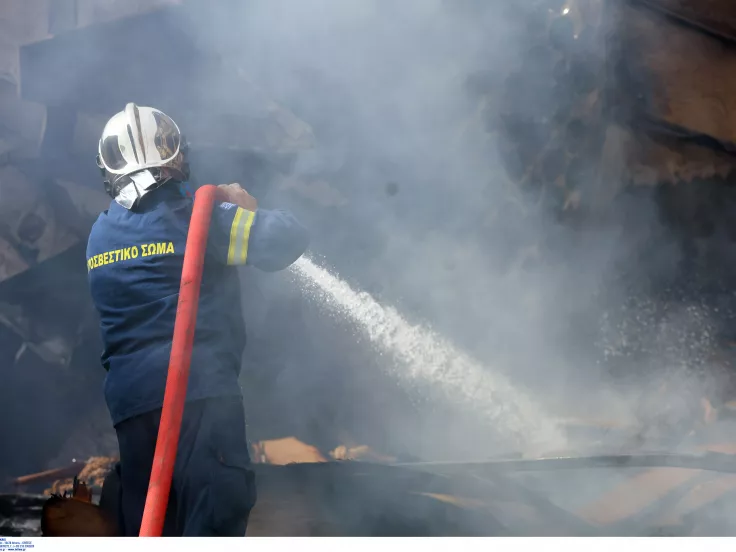 Πειραιά: Συναγερμός για φωτιά σε κτήριο