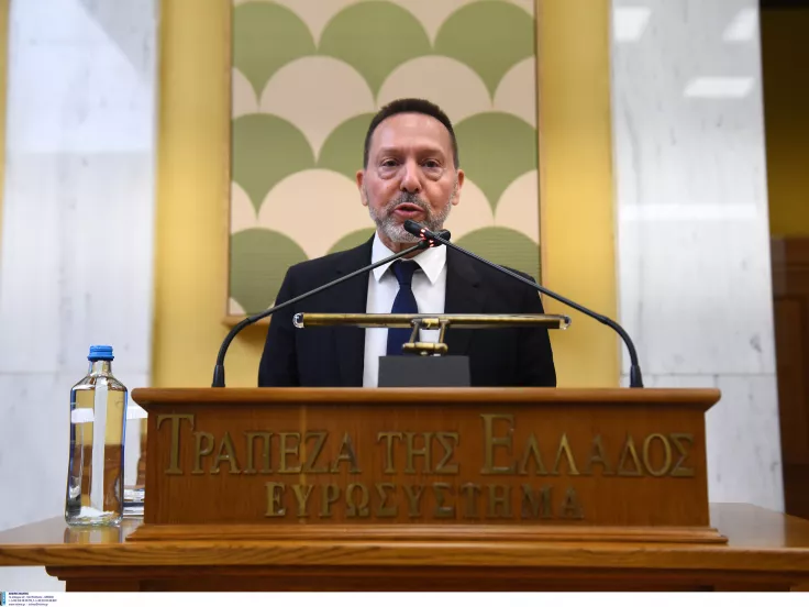 Στουρνάρας: «Όχι» στην επαναφορά δώρων στο Δημόσιο - «Θα πέσουμε στα βράχια»