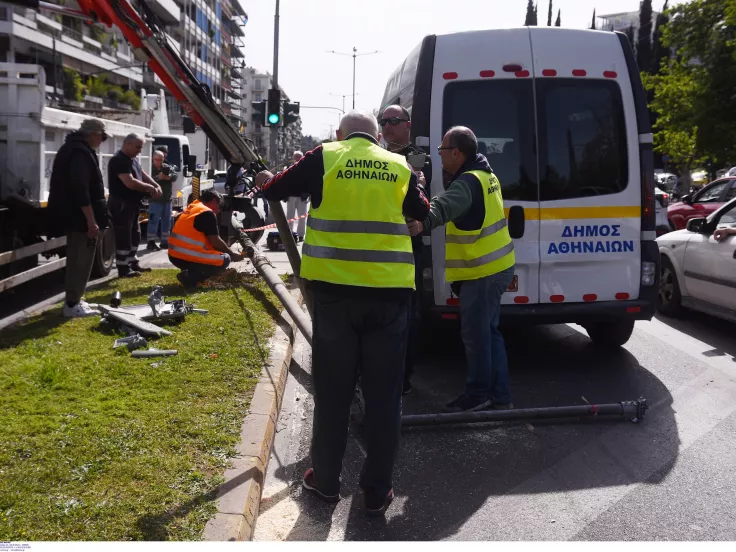 Ασθενοφόρο έπεσε σε κολώνα στο κέντρο της Αθήνας