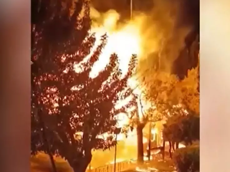 Φωτιά σε λεωφορείο στα Κάτω Πατήσια