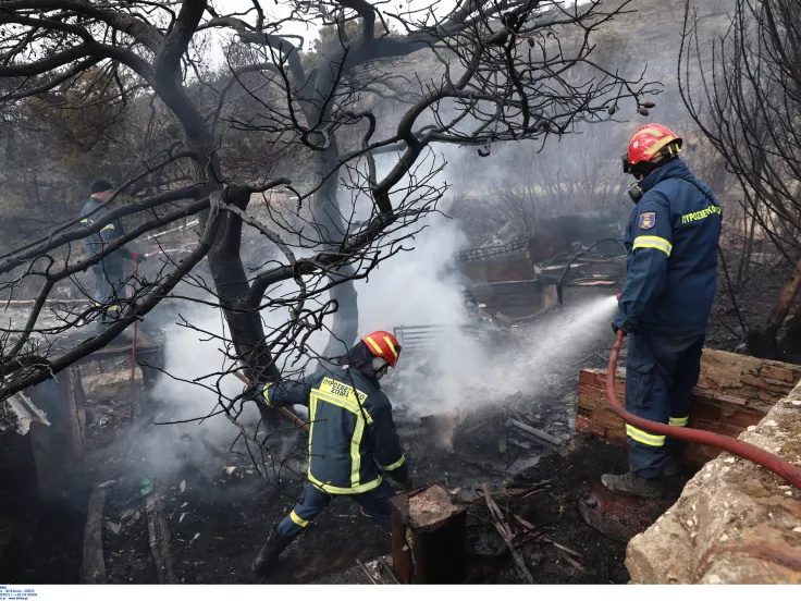 Κερατέα: Νέα αναζωπύρωση της φωτιάς από τους ανέμους – Παραμένει η  Πυροσβεστική