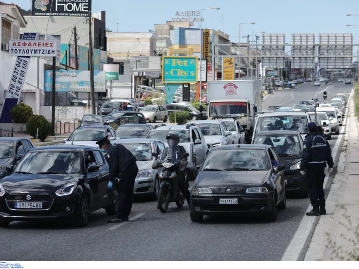 Χάος στη Μαραθώνος: Αυτοκίνητο τυλίχθηκε στις φλόγες σε βενζινάδικο