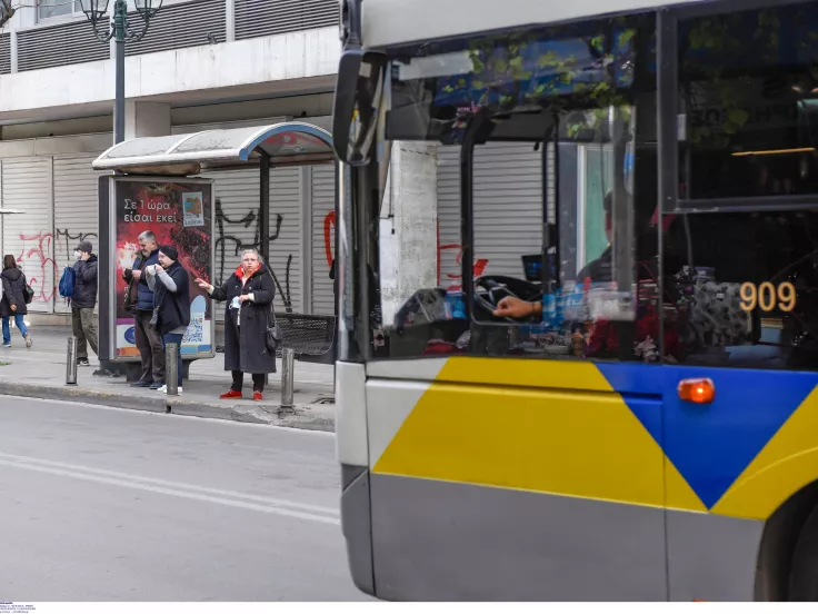 Λεωφορείο: Τμήμα οροφής έπεσε πάνω στον οδηγό εν κινήσει - «Δεν μπορούσα να κουνήσω το τιμόνι» (βίντεο)