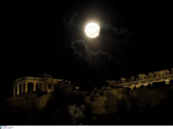 «Ροζ φεγγάρι»: Μαγευτικές εικόνες από την πανσέληνο του Απριλίου