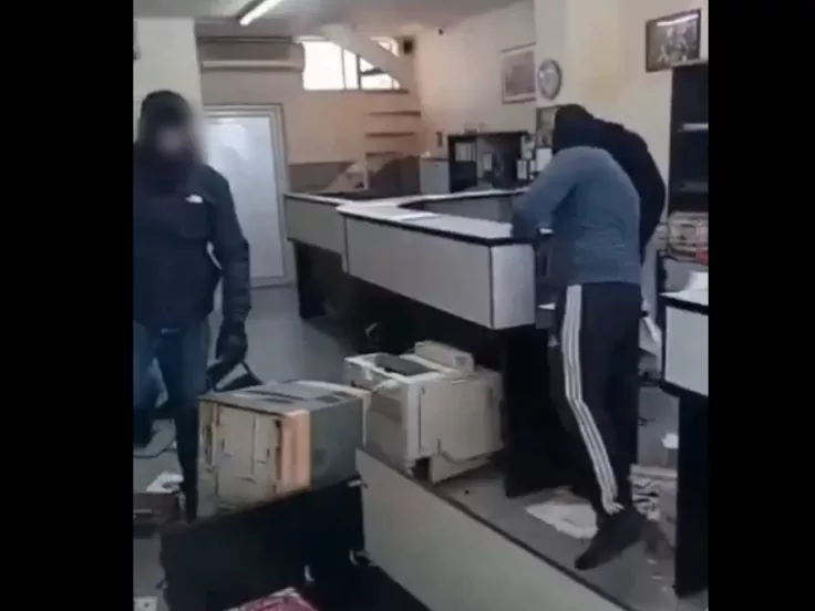 Ρουβικώνας: Παρέμβαση σε εταιρεία που απέλυσε για δεύτερη φορά έγκυο εργαζόμενη (εικόνες)
