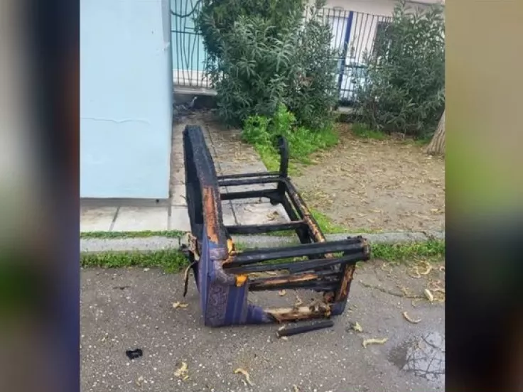 Απαράδεκτο: Πέταξαν καναπέ σε αυλή σχολείου στη Θεσσαλονίκη και του έβαλαν φωτιά