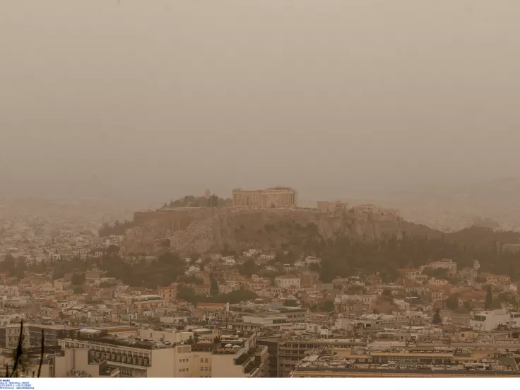 Καιρός: Ζέστη, βροχές και αφρικανική σκόνη σήμερα