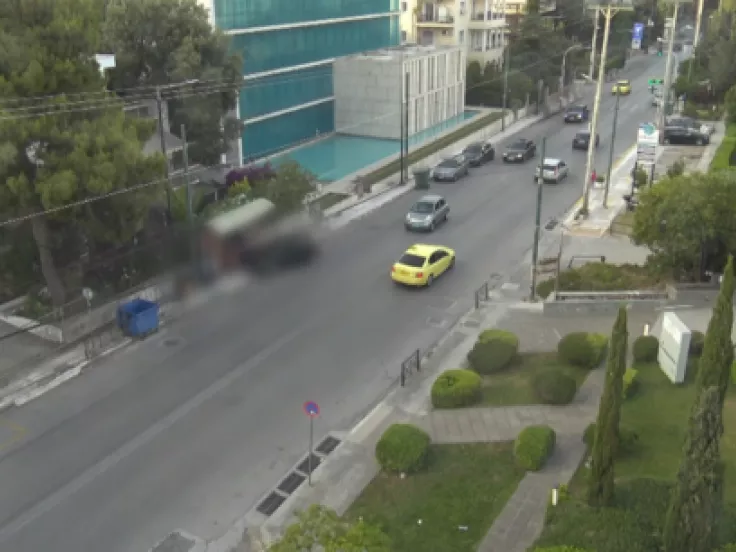 Χαλάνδρι: Καρέ-καρέ η στιγμή που ΙΧ πέφτει σε στάση λεωφορείου (βίντεο)